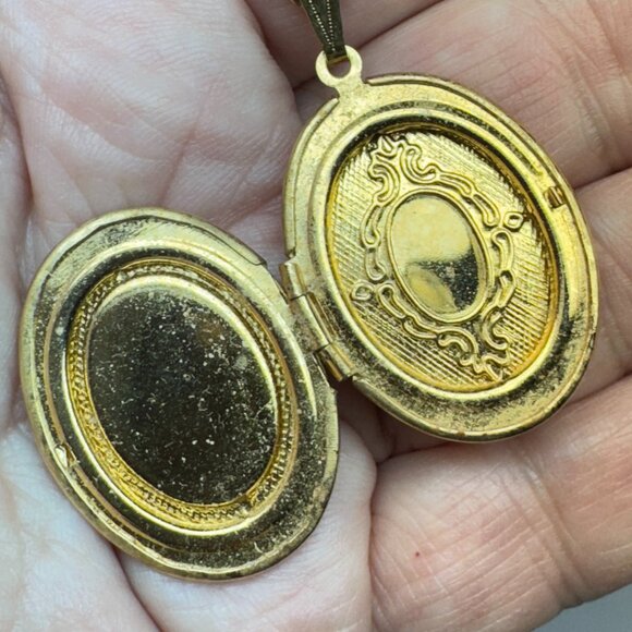 Gold Tone Chain Necklace Oval Photo Locket and Red Stone Marked ADF - Picture 6 of 9